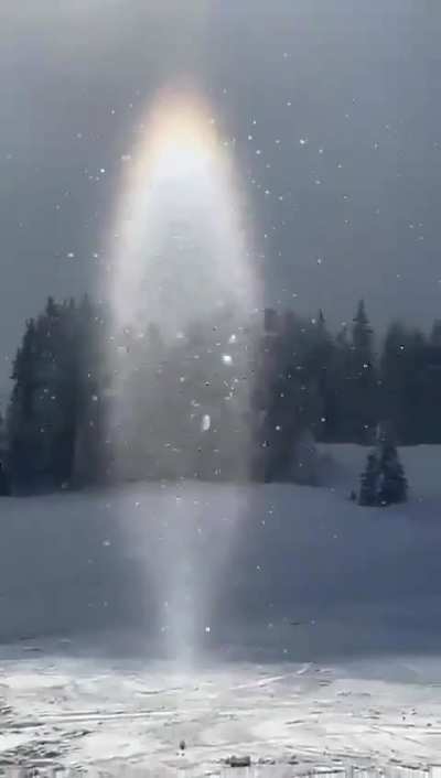 🔥light pillar on the slopes of Austria, caused by light reflecting off countless ice crystals in the air