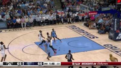 [Highlight] Ja Morant skies to throw down the one-handed slam