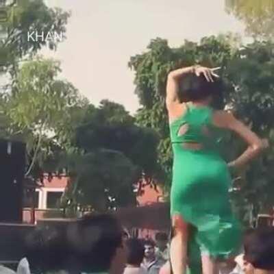 Ladies, take notes, this how Asses are supposed to shake