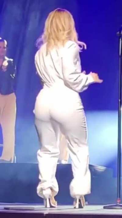 So sexy ( trägt sie nichts drunter? )