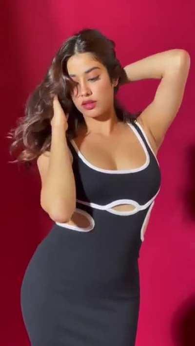 Janhvi is just too sexy!!