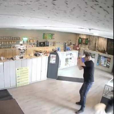 Guy fights off thieves with a bong