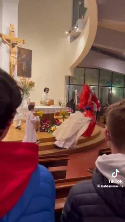 Catholic priest fails to find the center of his Mass