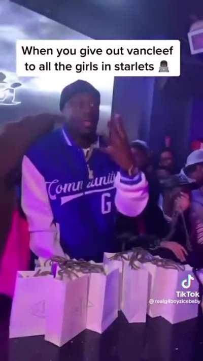 Nigerian Duo Scammers🇳🇬 “G4 Boyz” drop a huge bag in Starlets👯‍♀️ and gifts all the strippers Jewelry👀💰