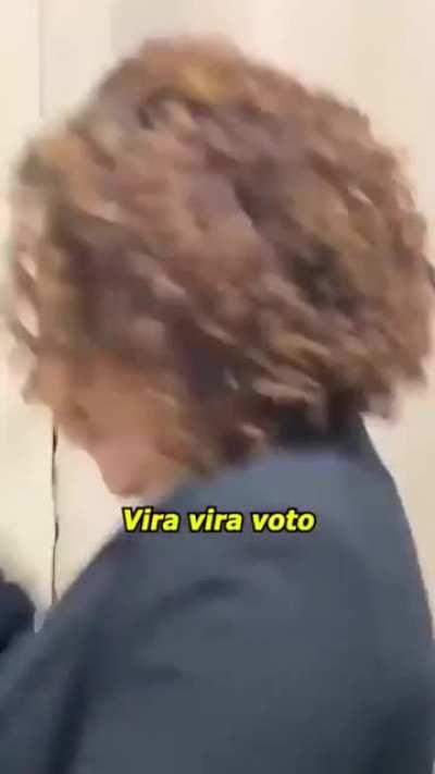 Passei quatro anos sentindo raiva do Bolsonaro, quatro anos odiando cada frase imbecil que sai daquela boca, odiando cada atitude idiota que ele toma para defender a família dele. Tudo isso foi perdido após assistir 5 segundos desse vídeo. Esse vídeo é pa
