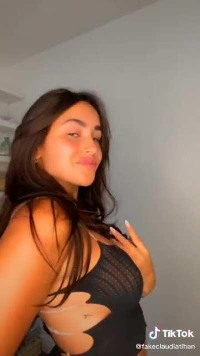 She knows exactly what she’s doing 😭🤤🍒