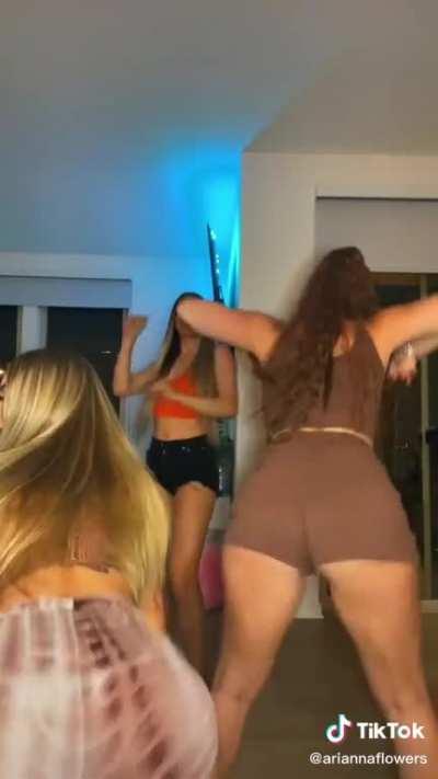 arianna has a phat ass fr🥶