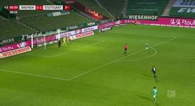 Silas Wamangikuta entrou com bola e tudo na Bundesliga no jogo entre Stuttgart e Werder Bremen.