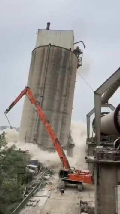 Demolition almost took down Taiwan's high speed raileay (another angle) in Kaohsiung, Taiwan. 4/1/2022