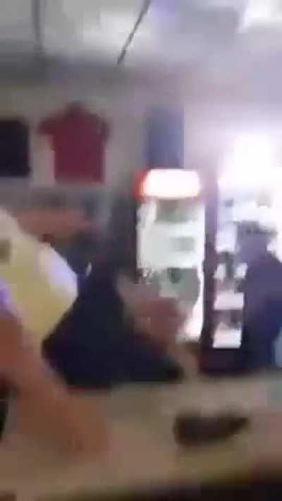 Lyrics: 5 litri o sa beau si nu mai stau. 💣