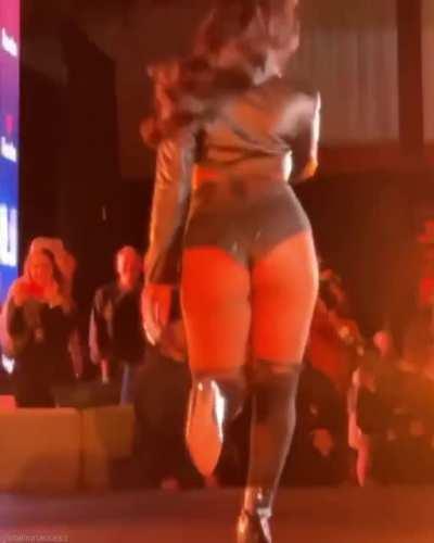 MEGAN HAS THAT BODY-ODY-ODY 👅👅👅