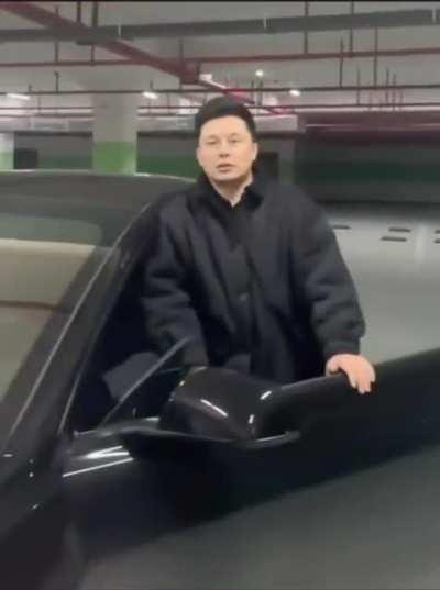 Что бы ты не делал, всегда будет азиат, который делает это лучше. (В данном случае выглядить, как Илон)