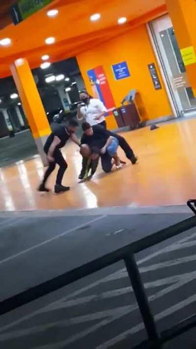 Um homem negro foi espancado por 2 seguranças no Carrefour em Porto Alegre. O fato aconteceu nas vésperas do dia da consciência negra. Agora me responda: será que esse caso vai gerar toda comoção que gerou o caso do George Floyd, ou o brasileiro vai conti