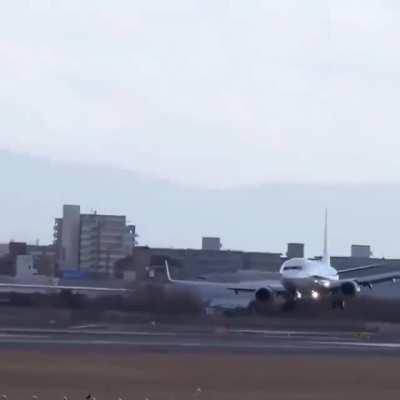 Landing against gusty crosswind 😰🛬