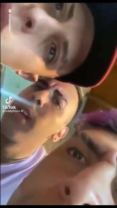 lo admito tenia la mano en la pija