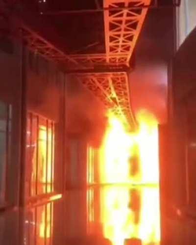 A small fire in Trans Studio Mall Indonesia quickly engulfs the whole building