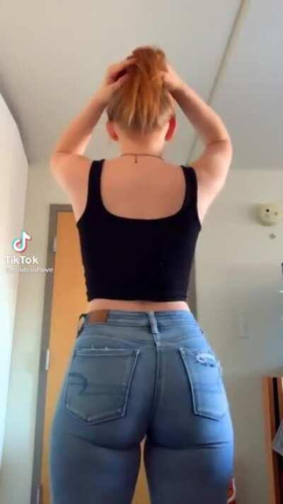 Redhead and nice ass? Yes please!