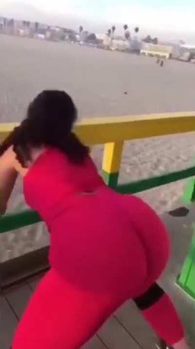 Red Yoga Pants Twerk