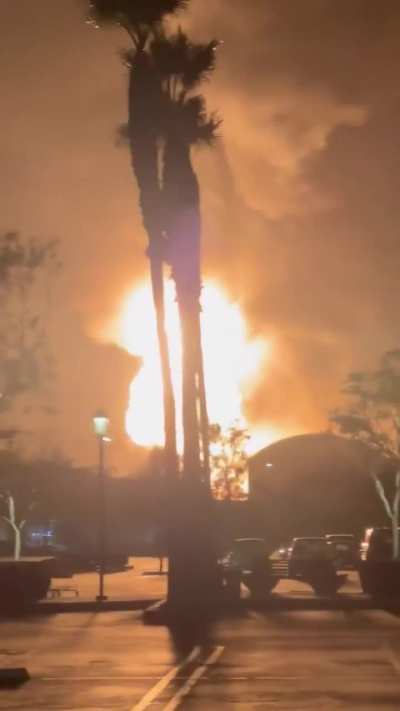 Explosion and fire at Chevron refinery in El Segundo, California. 10/2/2025