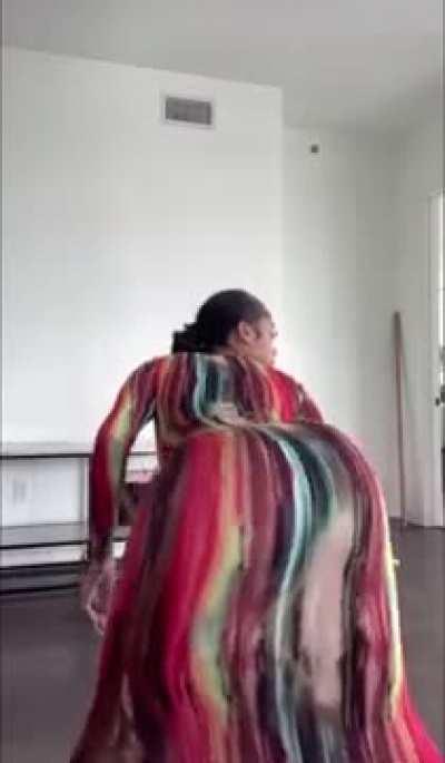 Janiameshell shakes her ass in sundress 🌊 [video]
