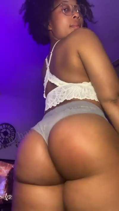 a lil booty jiggle to brighten your day