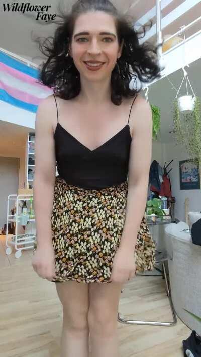 bet you'd love to catch me in this skirt on a windy day😉