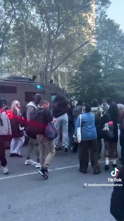 New Yorkers blocking Ice from taking people. THIS IS SOLIDARITY YA’LL✊