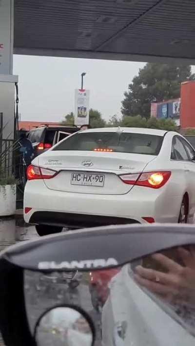 Cuando das jugo, borracho y duro como palo, en la bencinera, te colas, y te la quieres sacar diciendo que eres RATI