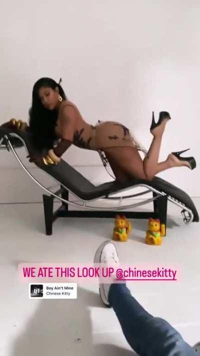 One hand on neck, that position would go crazy😮‍💨