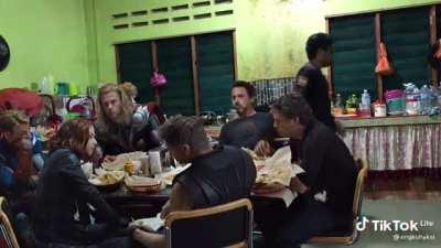 Avenger lepak kampung