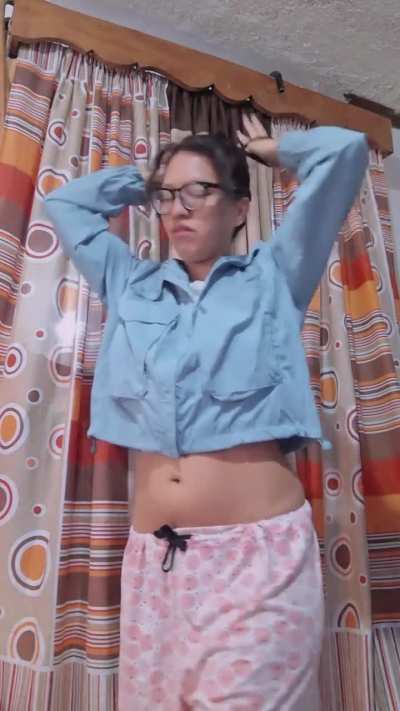 Its too hot here, Lets make a ponytail . I hope u enjoy the view 😏