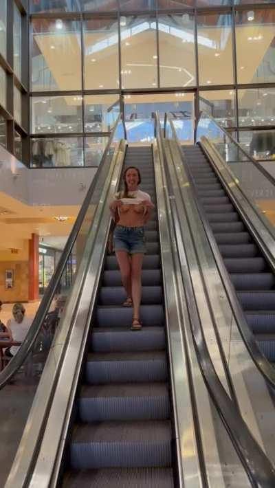 Mall time FLASH 👀🍒