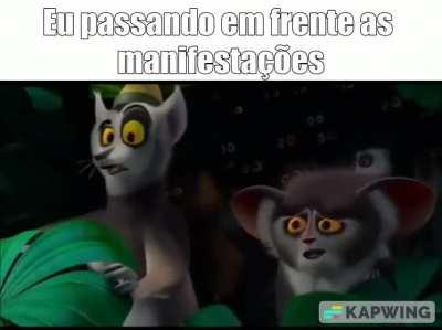 Eu literalmente sai de casa pra ver a manifestação agora as 20:30 na frente do tiro de guerra de minha pequena cidade, pensei nessa piada e tive que fazer