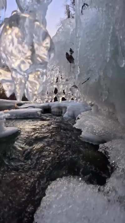 Alaska : River ice looking like crystal chandelier