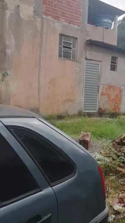 Escreveram tcp por cima da propaganda da xiomi , guerra de dispositivos móveis bem em frente a minha casa 😳😰, eles são perigosos 😖😖😖😖