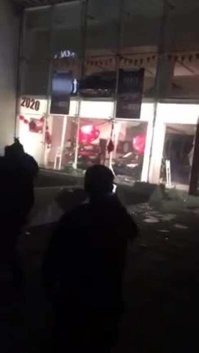 Car dealership getting attacked during today's riots in Viña del Mar. 4 months of protests and the city had the opening night of the annual festival nobody wanted