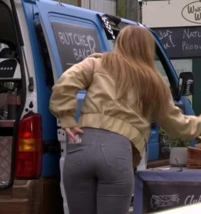Tiff (Maisie Smith) buying a sandwich.