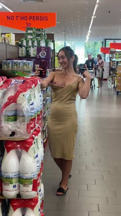 I’m getting the hang of retail flashing—this time in a bigger, busier store