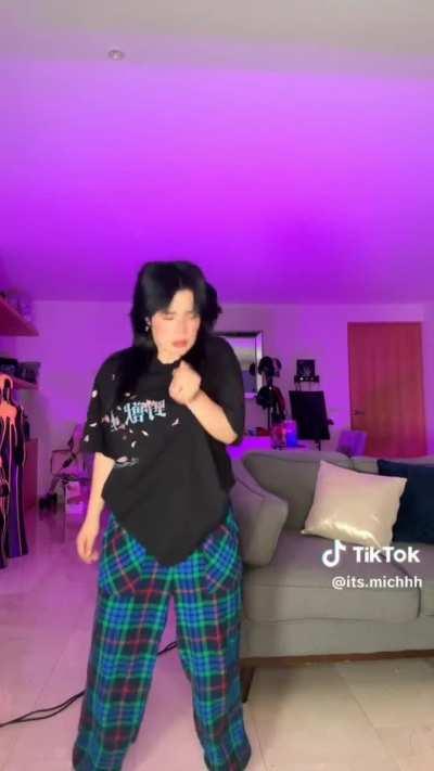 Otro video rico moviendo el culo en cámara lenta 