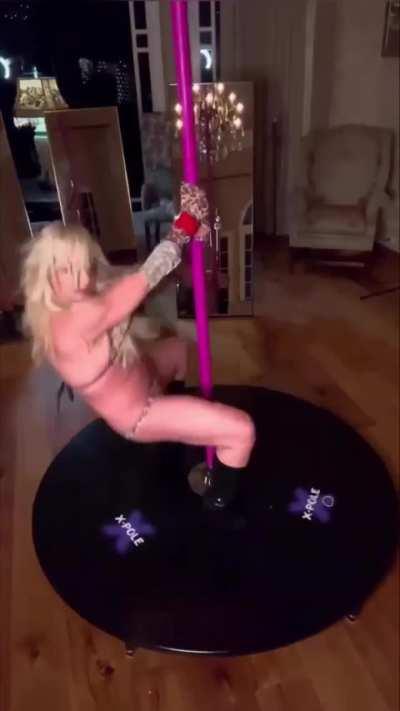 Britney Spears Pole Dancing. 