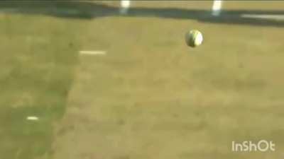 MS Dhoni gets Travis Dowlin (CT 2009)