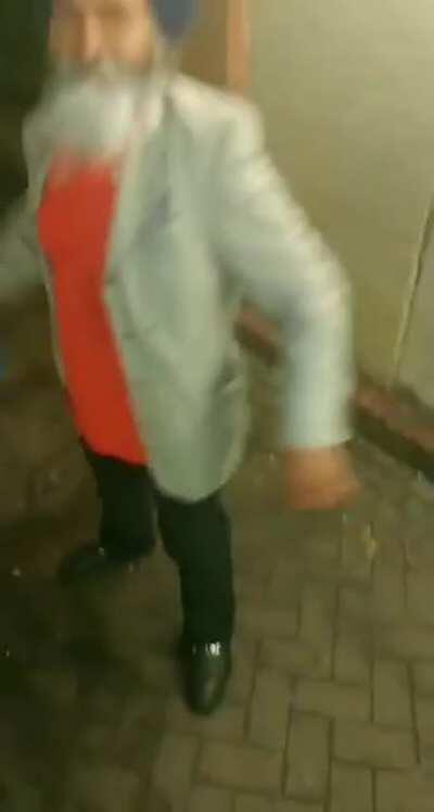 not the usual type of videos that gets posted here, but I unironically feel bad for the that kick tho, cuz he dont look like he was all there.