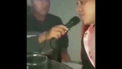 Se o Luba não colocar o microfone na boca, o microfone se coloca