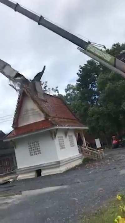 WCGW when u cant handle a truck crane