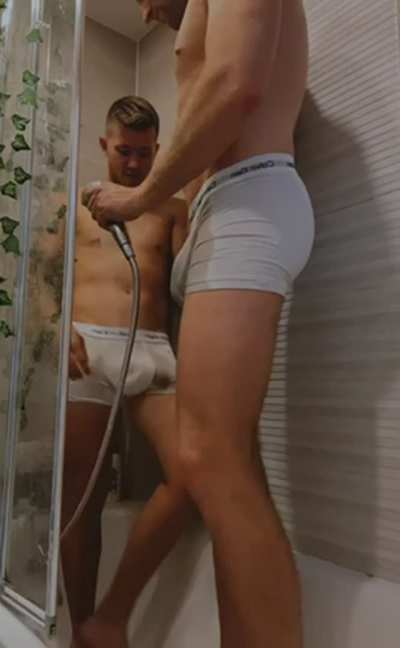 Only one way to cool down 😈🍆🚿 (5‘7“ and 6‘7“)