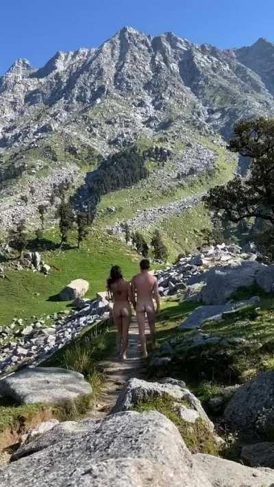 Naked adventures around the 🌎