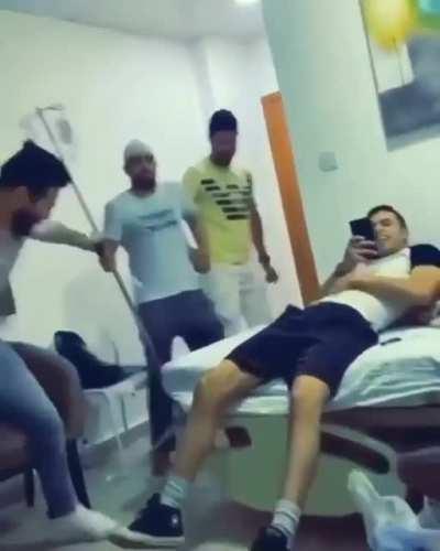 يتعافى المرء بأصدقائه