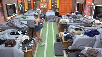 Deolane Bezerra se trocando na fazenda