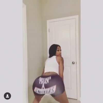 She got a fatty 🍑👈🏽