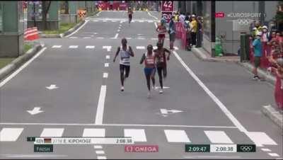 Abdi Nageeye pushes his best friend Bashir Abdi during the Olympic marathon to join him for a medal. Two somali born athletes with this unprecedented achievement 🇸🇴